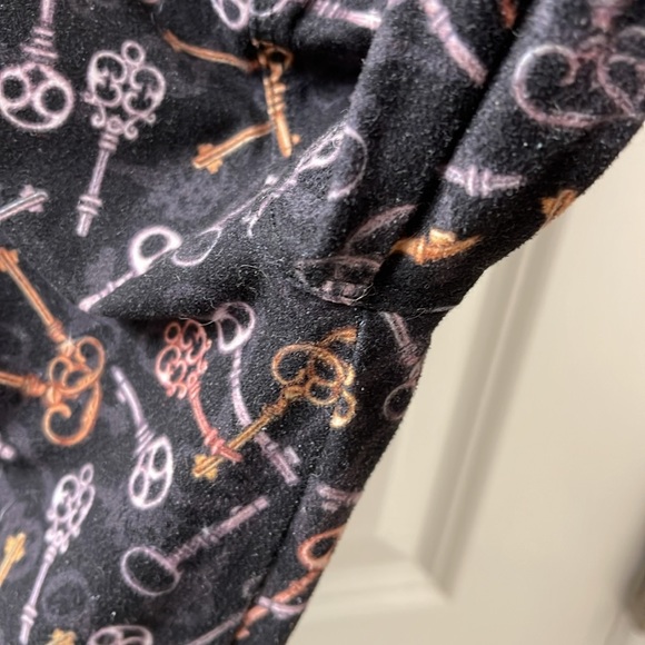 Charlie’s Project high rise leggings w. keys. Super soft. OS PLUS 16-22 - Picture 4 of 8